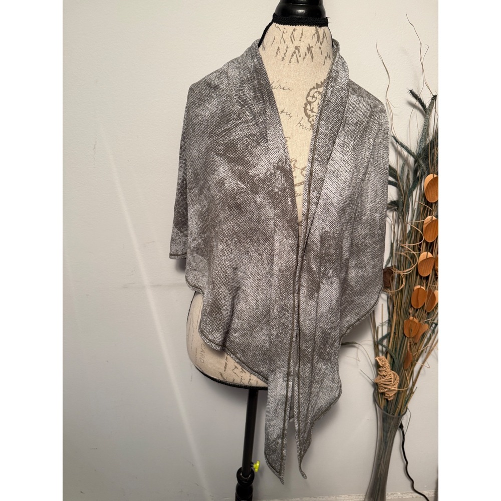 Lululemon Grey White Textured Knit Wrap Scarf Poncho One Size OS‎ Anti-Odor